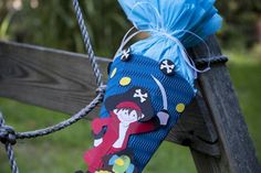 Mit dem Lieblingsmotiv versehen und den richtigen Dingen gefüllt, gibt die Schultüte am Einschulungstag ein weiteres Highlight. Geöffnet werden darf sie in den meisten Familien übrigens erst nach dem ersten Schultag im Kreis der Familie. Auch sollte sie nicht zu schwer sein, damit das Kind sie auch alleine tragen kann.