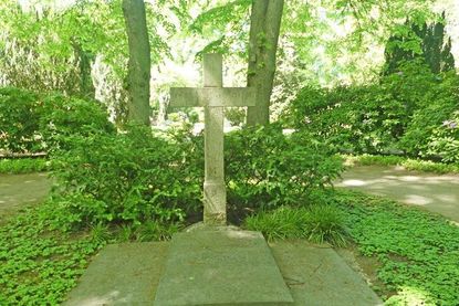 Hier liegt er, der „Pabst“, er und sein Beitrag zur Preetzer Friedhofskultur dürfen bei der Friedhofsführung keinesfalls fehlen.
