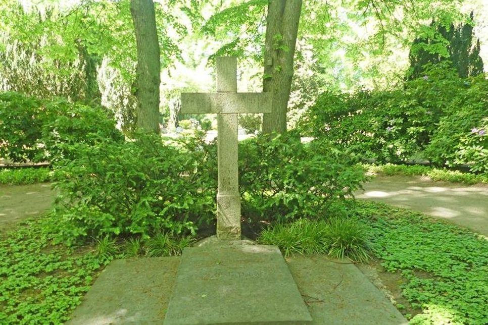 Hier liegt er, der „Pabst“, er und sein Beitrag zur Preetzer Friedhofskultur dürfen bei der Friedhofsführung keinesfalls fehlen.