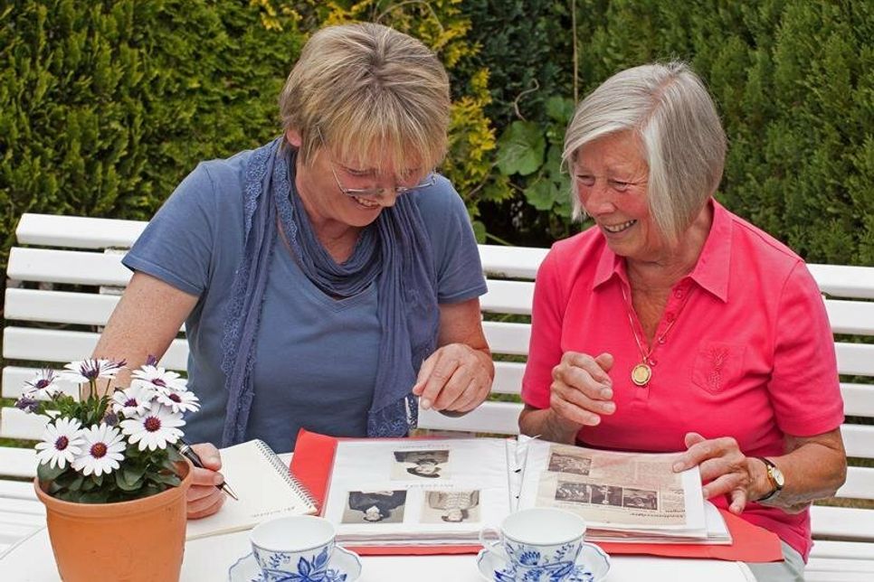 Der Bogen der Tätigkeit einer Senioren-Assistentin ist weit gespannt: Unterhaltung und geistiger Austausch gehören ganz wesentlich dazu. Foto: djd/Büchmann/Seminare/Michael Dicke