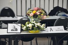 Blumen, ein Namensschild mit schwarzer Trauerschleife und ein Schwarz-Weiß-Foto von Berit Ambrosius standen während der letzten Sitzung der Gemeindevertretung auf ihrem Platz.