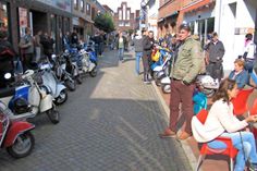 Neustadt. Am Sonntag, dem 9. September veranstaltet die „Bäderbande Lübeck“ eine Ausfahrt  mit alten Vespa und Lambretta Blechrollern. Abfahrt ist um 12 Uhr bei der Firma Famila in Stockelsdorf. Ziel ist die Promenade in Dahme. Auf der Rücktour wird gegen 16 Uhr in der Kremper Straße in Neustadt eine Pause eingelegt, um Eis zu essen. Interessierte haben dabei die Gelegenheit, sich die alten Motorroller anzuschauen. (red)