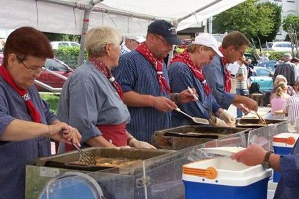 Neben dem obligatorischen Brathering werden auch leckere Fischbrötchen angeboten.  (Foto: Fischeramt Neustadt in Holstein)