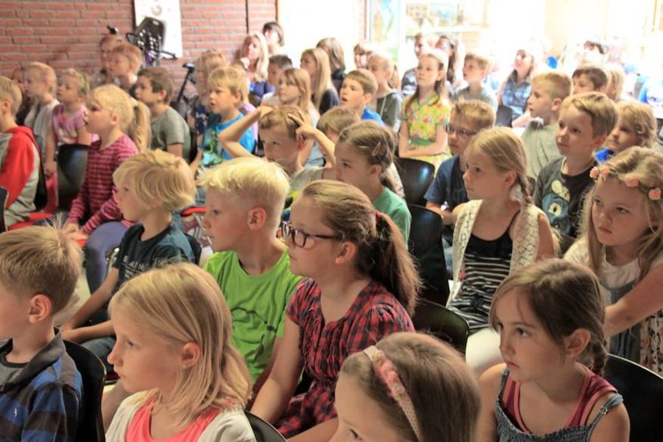 Ganz gespannt verfolgen die Mitschüler die Geschichte des durchgeknallten Forschers.