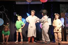 Der verrückte Wissenschaftler (Mitte) trifft auf seiner Reise durch die Zeit Außerirdische, einen Astronauten und ein sprechendes Meerschweinchen.