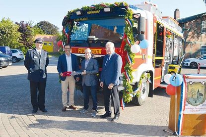 Björn Beeken (3.v.l.) von der Firma „Kraft  Feuerschutz“ übergibt die Fahrzeugschlüssel an Pansdorfes Ortswehrführer Marco Krebs (v.l.), Ratekaus Bürgermeister Thomas Keller und Landrat Reinhard Sager.