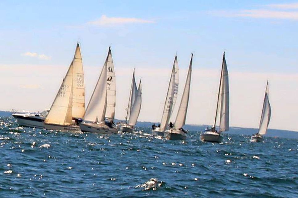 Der Start der Jedermann-Regatta „Grömitzer Hafenpokal“ am Kopf der Seebrücke ist für die Zuschauer gut zu beobachten.