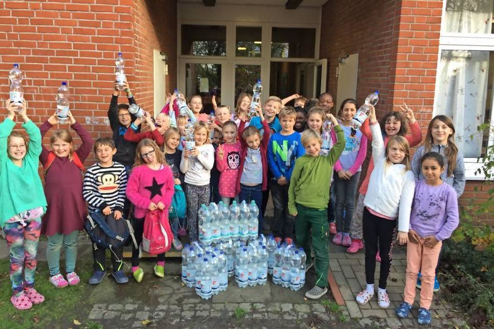 Schönwalde. Die Schüler und Verantwortlichen der offenen Ganztagsschule in Schönwalde freuten sich über eine Wasserspende für das ganze Schuljahr, überreicht durch Roger Demel von „Obst und Gemüse und Montagebau Schönwalde - Marcel Piutti“. (red)