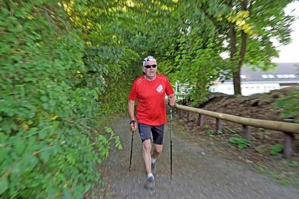 Heiner Junge, Altersgruppe 75 – 79, hat die Walkingstrecke als erster in rund einer Stunde zurückgelegt.