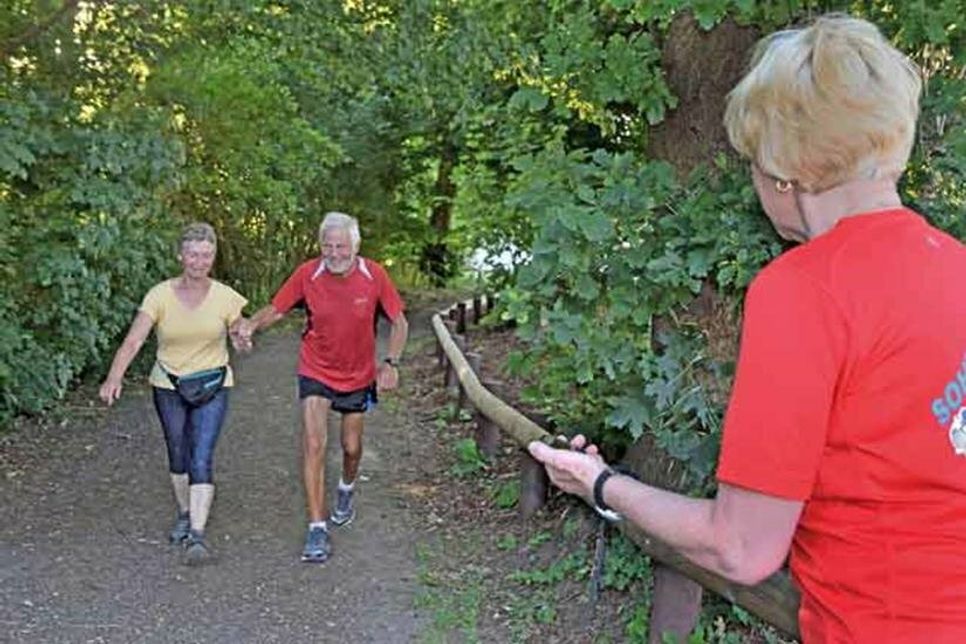 Erika Zabel stoppt die Zeit von Barbara Thulke und Detlev Hoffmann, die als Zweite über die Ziellinie sausen.