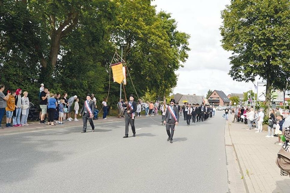 Der diesjährige Festumzug lockte wieder viele Schaulustige an die Straßen.