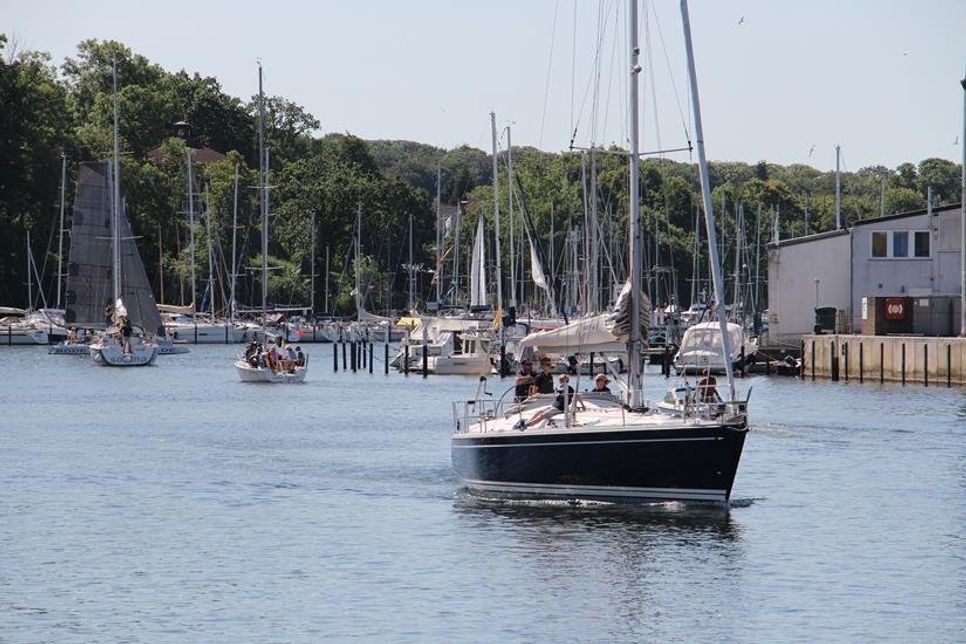 Vor Regattastart ging es für alle Yachten einmal in großer Parade durch den Stadthafen.