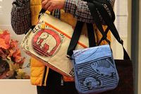 Verantwortung für Mensch und Umwelt ist auch bei den Taschen ein großes Thema. Diese „Bead Bags“ aus recyceltem Material werden von Landminenopfern hergestellt.