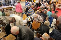 Große Räumaktion nach der Show: Für die Besucher waren Rabattgutscheine unter den Stühlen versteckt.