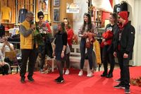 Blumen für Mona Wiechmann, die ihre Ausbildung bei eska mit Auszeichnung bestanden hatte und nun für den Einkauf im Bereich Young fashion verantwortlich ist.