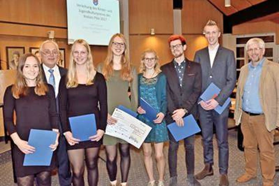 V. l. Kreispräsident Peter Sönnichsen und Norbert Maroses, Vorsitzender des Ausschusses für Schule, Kultur und Sport überreichten den Kinder- und Jugendkulturpreis an die Schönberger Schüler Ronja Stark, Juliane Steckel, Beke Heinemann, Pauline Frey, Felix Mader und Jonas Schütz, die mit ihrem Film „Woyzeck“ den zweiten Platz erreichten.