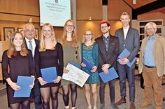 V. l. Kreispräsident Peter Sönnichsen und Norbert Maroses, Vorsitzender des Ausschusses für Schule, Kultur und Sport überreichten den Kinder- und Jugendkulturpreis an die Schönberger Schüler Ronja Stark, Juliane Steckel, Beke Heinemann, Pauline Frey, Felix Mader und Jonas Schütz, die mit ihrem Film „Woyzeck“ den zweiten Platz erreichten.