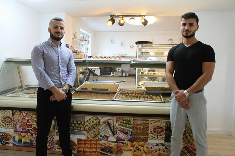 Angeboten werden neben belegten Brötchen zum Frühstück auch arabische Spezialitäten wie Baklava.