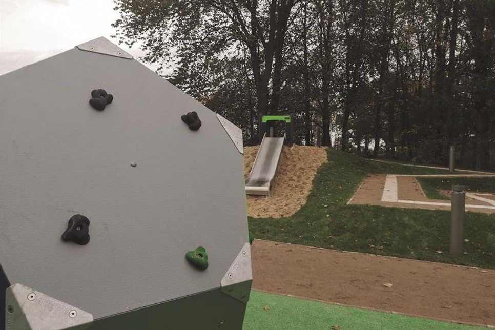 Kellenhusen. Seit Freitag vergangener Woche ist das Gelände des ehemaligen Spielplatzes am Nordstrand wieder für alle Kinder nutzbar (der reporter berichtete). Die neue Inklusions-Spielplatzanlage mit einer Fläche von 1.400 Quadratmetern bietet ab sofort Spiel und Spaß für alle Kinder - egal ob mit Handicap oder nicht, denn alle Spielelemente sind barrierefrei erreichbar. Bürgermeisterin Nicole Kohlert, Touristikleiter Thorsten Brandt und Architekt Ludger Hüttenmüller begrüßten bei der Eröffnung die ersten Spielgerätetester: Kinder vom Kindergarten „Meerchenwald“. (ab/red)