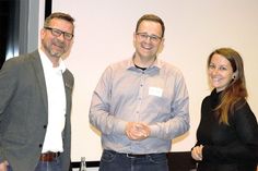 Ein gelungener Abend spiegelt sich in den Gesichtern der Referenten Holger Kroll (li.) und Wiebke Euler aber auch bei Stockelsdorfs Klimaschutzmanager Manuel van der Poel wider. (Foto: Gemeinde Stockelsdorf/hfr)
