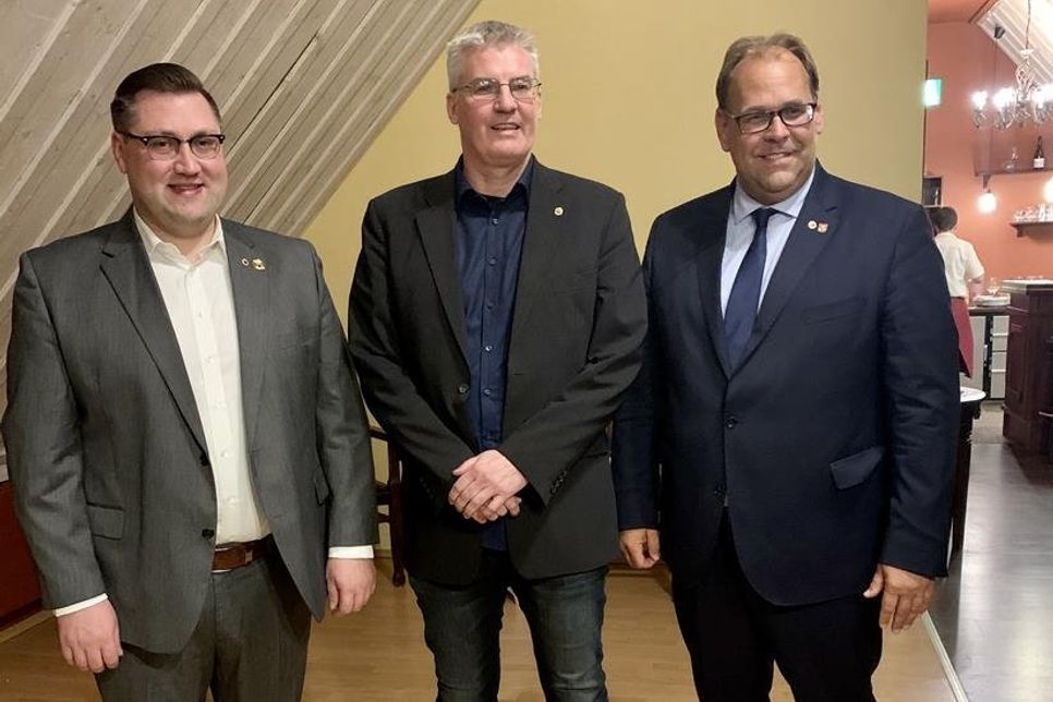 Der amtierende Präsident Steffen Knopp (Mitte) hat den Wehrführer Alexander Wengelewski (lks.) und Bürgermeister Mirko Spieckermann (re.) in den Lions-Club Neustadt auf