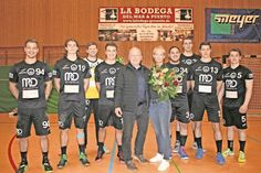Umrahmt von den Spielern der HSG Ostsee überreichte Heiko Haase einen Blumenstrauß an La Bodega-Geschäftsführerin Grit Jones.