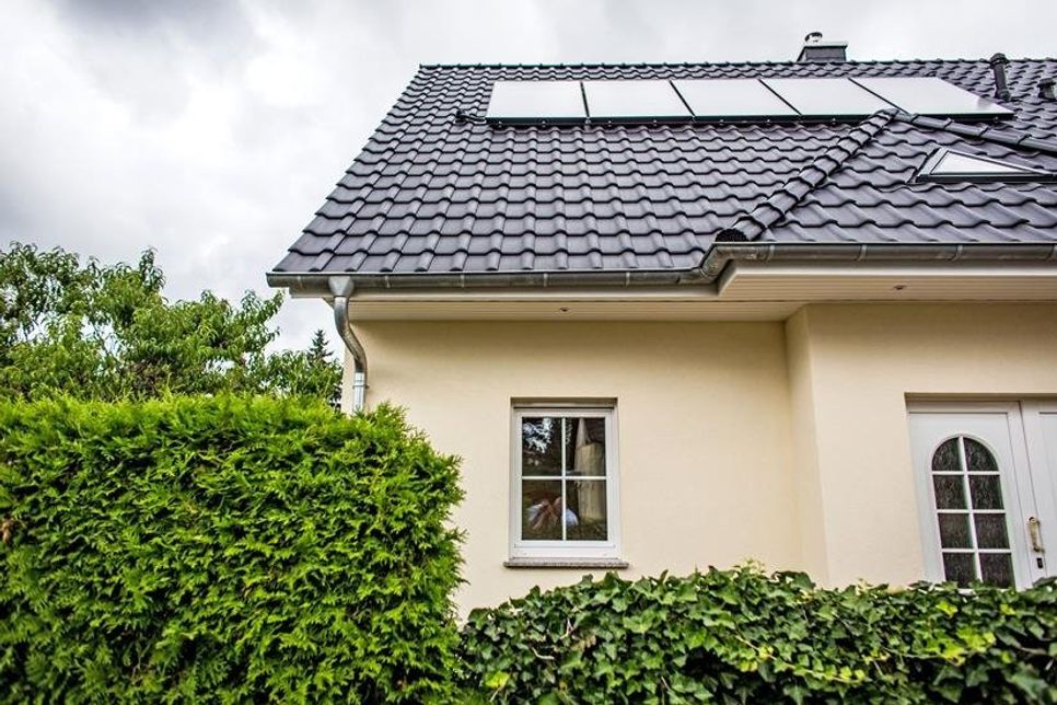 Laut einer aktuellen Studie haben erst 23 Prozent der Haushalte in erneuerbare Energien wie die Sonnenenergie auf dem Hausdach investiert. Foto: djd/Bauherren-Schutzbund