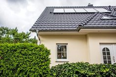 Laut einer aktuellen Studie haben erst 23 Prozent der Haushalte in erneuerbare Energien wie die Sonnenenergie auf dem Hausdach investiert. Foto: djd/Bauherren-Schutzbund