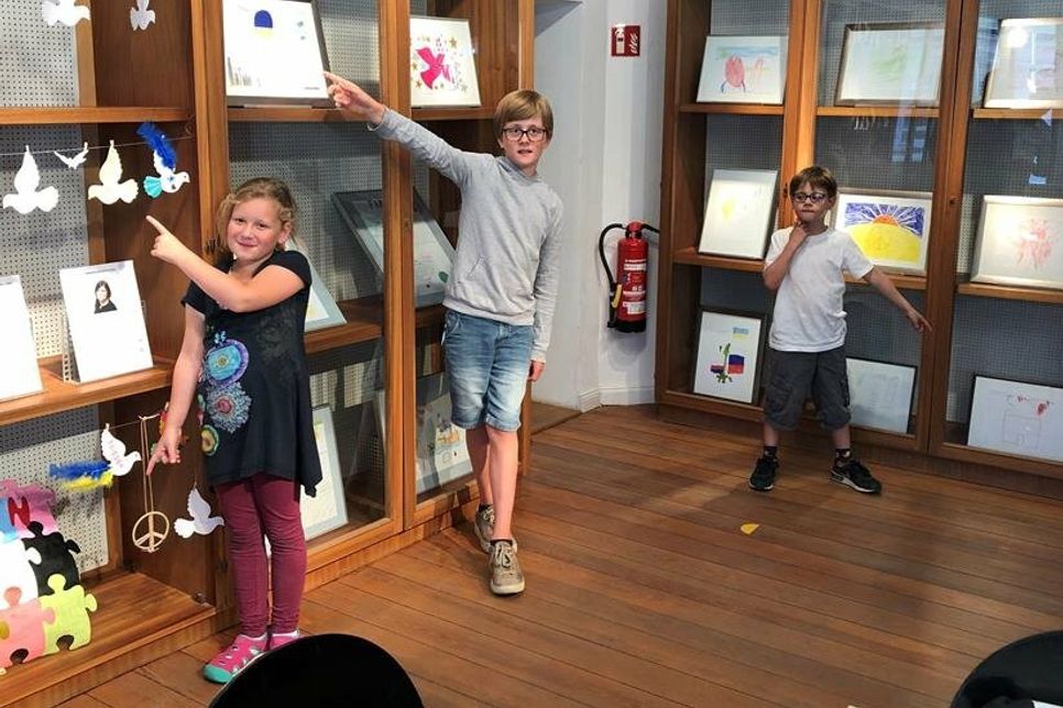 Auch Pauline, Rasmus und Florentin (v. lks.) haben Werke zur Ausstellung beigesteuert.