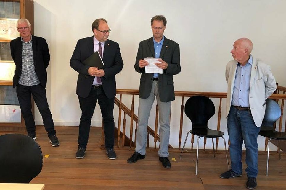 Uwe Muchow, Mirko Spieckermann, Dr. Frank Wilschewski und Sönke Sela (v. lks.) zeigten sich vom Hintergrund der Ausstellung berührt.