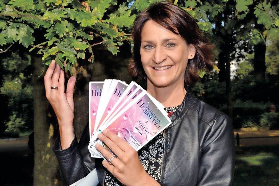 Silke Szymoniak präsentiert den neuen Herbst-Flyer der TSNT GmbH. (Foto: René Kleinschmidt)