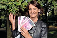 Silke Szymoniak präsentiert den neuen Herbst-Flyer der TSNT GmbH. (Foto: René Kleinschmidt)