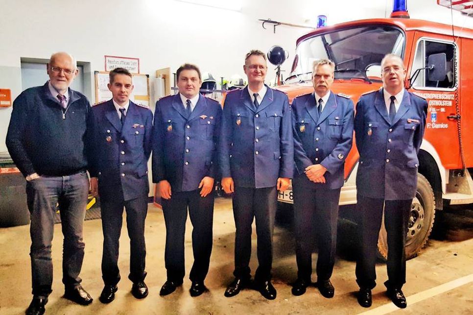 Bürgermeister Reiner Wolter, Gerätewart Gunnar Hödel, Gruppenführer Heiner Westphal, Gemeindewehrführer Dirk Prüß, Kassenwart Martin Wulf und Amtswehrführer Michael Bendt (v. lks.). (Foto: Jan-Marco Höppner)