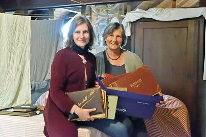 Mit Entdeckerfreude bei der Arbeit: Kuratorin Angeline Schube-Focke (l.) und Amélie von Bülow-Sartory haben alte Alben der Familie von Bülow entdeckt, auf deren Grundlage die aktuelle Fotoausstellung entwickelt werden konnte.