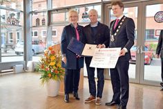 Den Umweltpreis 2017 und einen Spendenscheck über 150 Euro nahm der Bad Schwartauer Klaus Langfeldt von Bürgervorsteherin Birgit Clemens und Bürgermeister Uwe Brinkmann entgegen.  Foto: Persson