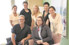 Das 8-köpfige Praxisteam um Claudia Barop (vorne rechts) geht auf die Belange ihrer Kunden ein.