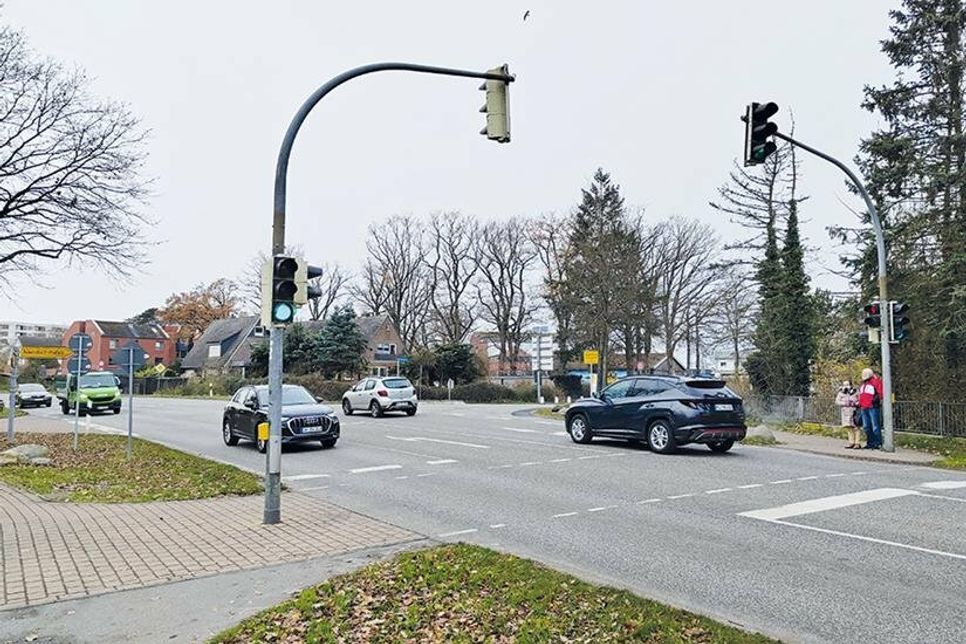 An der Kreuzung B76/Hafenstraße/Vogelpark-Parkplatz steht bisher eine Fußgängerampel. Im kommenden Jahr soll an diesem Unfallschwerpunkt eine Vollverampelung errichtet werden.