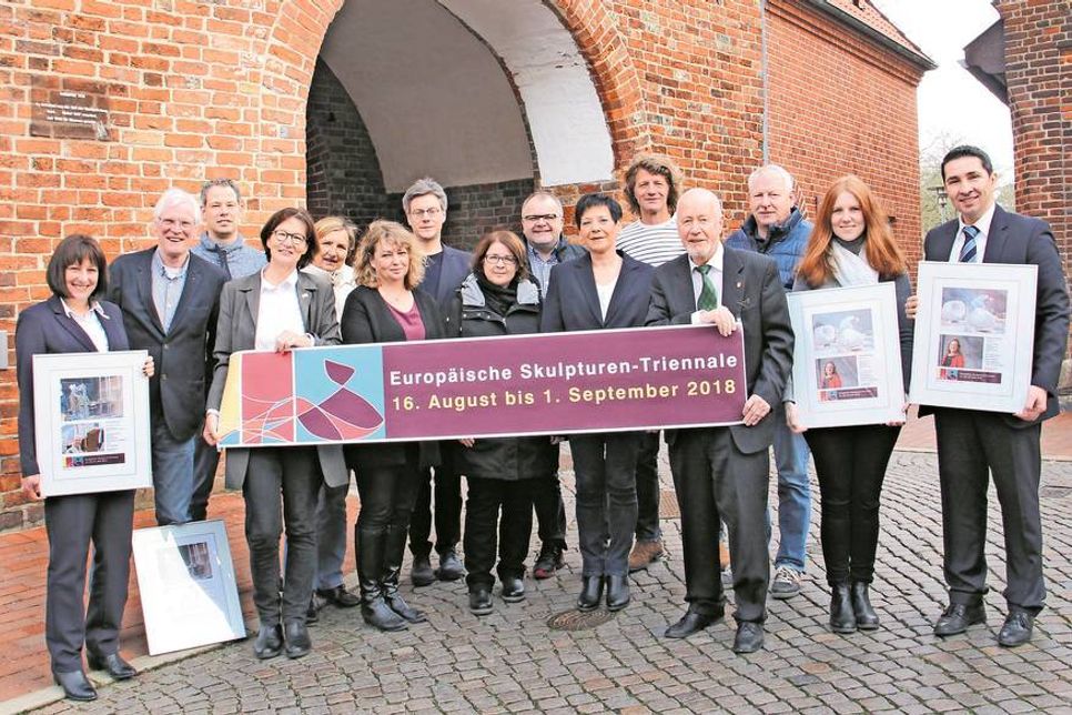 Die Organisatoren mit Hauptsponsoren der letzten Europäischen Skulpturen-Triennale. Diese erhielten von Bürgervorsteher Sönke Sela Bilder der entstandenen Kunstwerke.