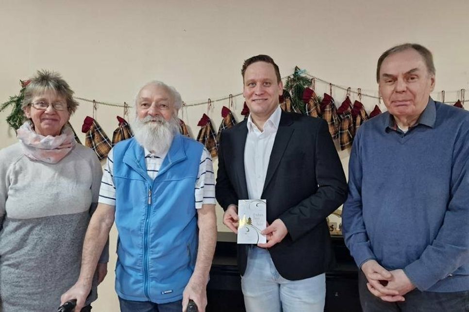 Die Übergabe erfolgte durch den 2. Vorsitzenden Kristian Schramm (2. v. re.) an den Bewohnerbeirat, vertreten durch Christina Kuchel, Gerhard Windhorst und eines weiteren Mitglieds des Bewohnerbeirats.