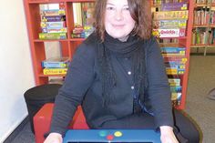 Beate Sieweke, die Leiterin der Kreisbibliothek, mit KuTi, der neuen Spielekonsole der besonderen Art – der lustige Würfel bietet 18 Spiele und Quizze und kann von zwei bis zu sechs SpielerInnen genutzt werden. Der Spaß ist vorprogrammiert.