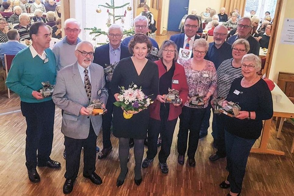 Die Geehrten und Ehrenden beim anschließenden Gruppenfoto (v.l.): Detlef Kurzrock, Gerhard Mascher, Siegfried Müller, Matthias Bössenroth, Julia Samtleben, Heide-Marie Jüngling, Manfred Beckmann, Monika Rothe, Wolfgang Hantel, Helga Mascher, Hans Kilian und Rosi Siemers.