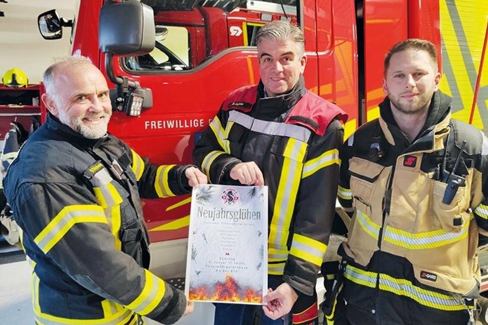 Ortswehrführer Björn Jessen (Mitte) und sein Stellvertreter Dirk Scharbau (links) freuen sich mit Christian Brüsseler vom Social Media-Team der Timmendorfer Feuerwehr auf viele Besucher beim „Neujahrsglühen“ am 6. Januar.