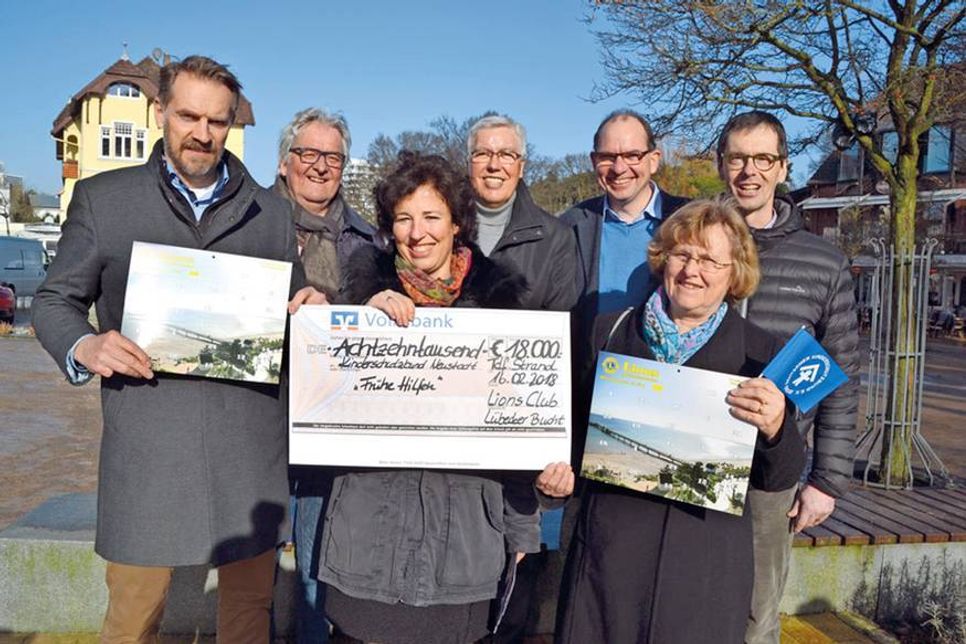 BU: Lions-Präsident Hayung Köhler (links) überreicht gemeinsam mit Schatzmeister Lutz König (2.v.li.) und dem Projektverantwortlichen Peter Danzeglocke (hinten Mitte) den symbolischen Scheck an Martin Liegmann, Katja Kirschall (vorne, Mitte), Mechtild Piechulla und Henning Reimann (rechts) vom Kinderschutzbund Ostholstein.