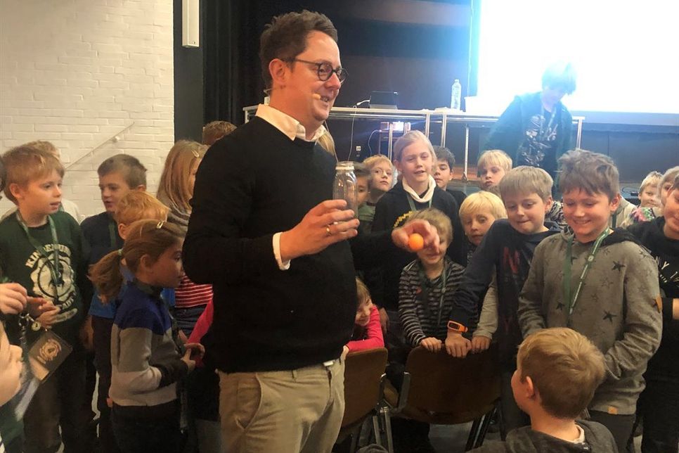 Begeistert beobachteten die Kinder die Experimente.