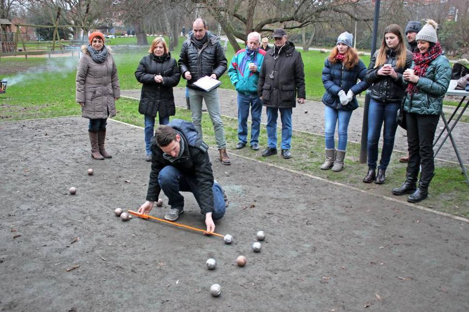 Bei knappen Entscheidungen musste Jan Femerling das Maßband zur Hilfe nehmen.