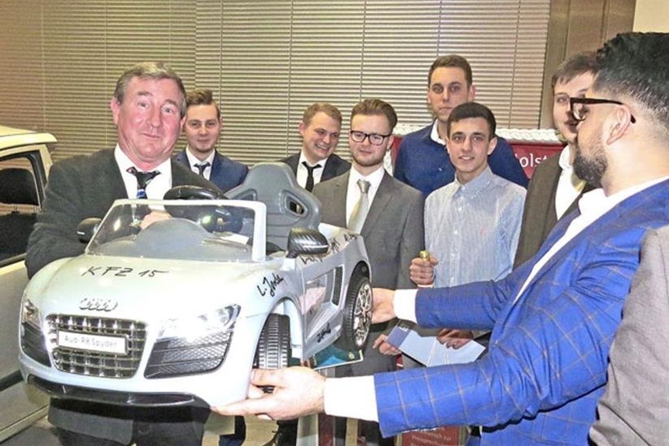 Berufsschullehrer und Prüfungsausschuss-Vorsitzender Henß-Thamm bekam von den neuen Gesellen viel Lob und Dank - und ein „Auto“ geschenkt.