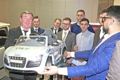 Berufsschullehrer und Prüfungsausschuss-Vorsitzender Henß-Thamm bekam von den neuen Gesellen viel Lob und Dank - und ein „Auto“ geschenkt.