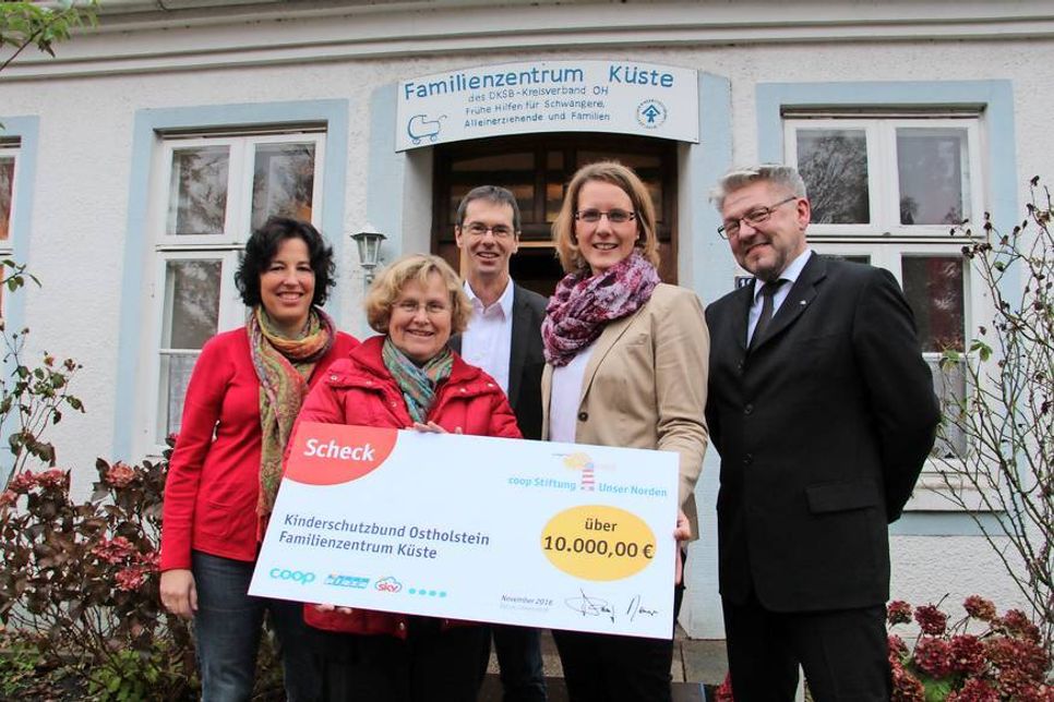 Die Koordinatorin des Familienzentrums Küste Katja Kirschall, der DKSB-Geschäftsführer Henning Reimann und die Vorsitzende Mechtild Piechulla (v. lks.) nahmen am vergangenen Dienstag den symbolischen Scheck von Sabine Pfautsch (Coop-Stiftung) und Peter Reichelt, Supermarkt-Vertriebsleiter für Ostholstein entgegen (v. lks.).