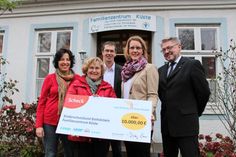 Die Koordinatorin des Familienzentrums Küste Katja Kirschall, der DKSB-Geschäftsführer Henning Reimann und die Vorsitzende Mechtild Piechulla (v. lks.) nahmen am vergangenen Dienstag den symbolischen Scheck von Sabine Pfautsch (Coop-Stiftung) und Peter Reichelt, Supermarkt-Vertriebsleiter für Ostholstein entgegen (v. lks.).