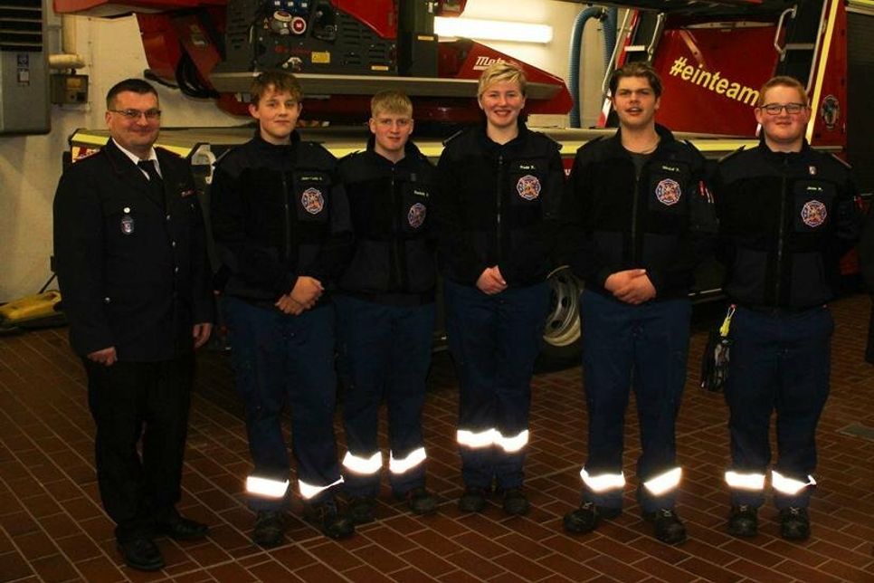Jugendwart Kai Gnepper (lks.) mit seinem neuen Jugendfeuerwehrvorstand.